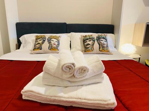 锡拉库扎I Cinque Mori DEVA的一张带白色毛巾和jesus肖像的床