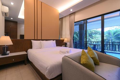 Ban Bo WiSuanphung Bonsai Village的酒店客房,配有床和沙发
