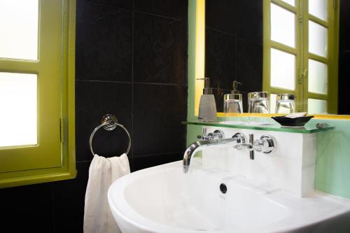 琅勃拉邦玛丽别墅精品酒店的浴室设有白色水槽和镜子