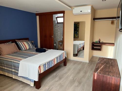 明德卢Orietta Residencial的一间卧室配有一张床和一张桌子