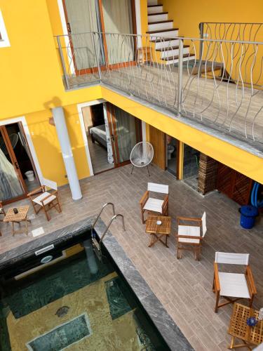 明德卢Orietta Residencial的一座带游泳池和阳台的建筑