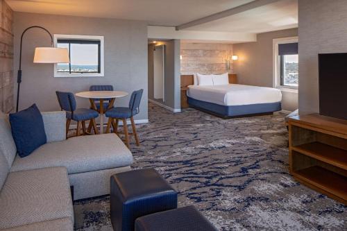 圣地亚哥米申湾凯悦水疗酒店及码头的酒店客房配有一张床铺和一张桌子。