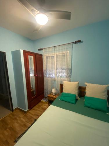 迭戈苏瓦雷斯Résidence Beyt Salama - T1bis ou T4的一间卧室配有一张带绿色和白色枕头的大床