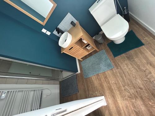 乌尔坦Charmant logement neuf的一间带卫生间和水槽的小浴室