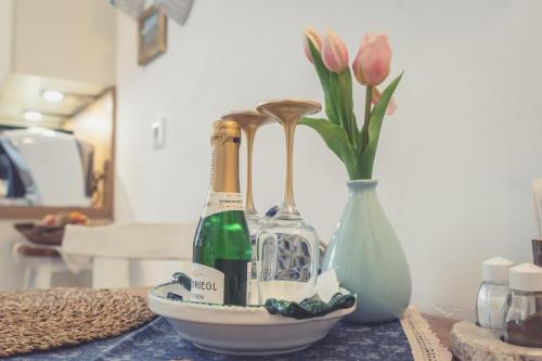 圣吉尔根Haus Victoria的2瓶香槟和2瓶花瓶在桌子上