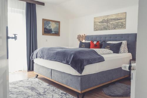 圣吉尔根Haus Victoria的一间卧室配有一张蓝色床头板的床