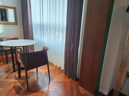 首尔LE SEOUL HOTEL的窗户客房内的桌椅