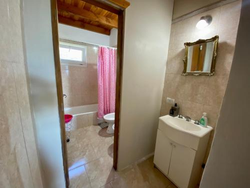 圣卡洛斯-德巴里洛切Lake的一间带水槽、卫生间和镜子的浴室