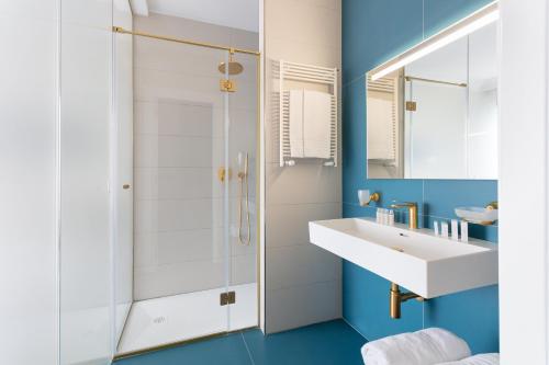 卡斯特拉玛雷帝斯达比亚Experience Boutique Hotel - Villa Cimmino的一间带水槽和淋浴的浴室