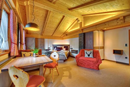 上施陶芬DIANA Naturpark Hotel - mit Oberstaufen Plus Golf的客厅配有桌椅