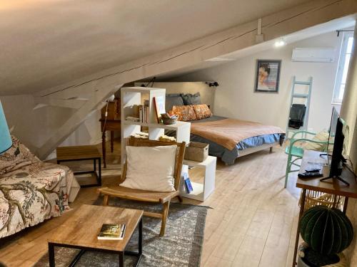 Marssac-sur-Tarn16 Bis-Gîte-Hôtel-Studio的一间设有一张床和一张床的房间,一间设有一张床铺的房间