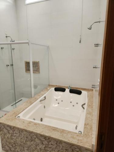 雅卡雷伊Casaazulvaleparaiba的带浴缸的浴室