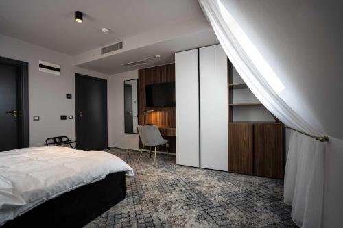 克卢日-纳波卡Hotel Cristal的一间卧室配有一张床、一张书桌和一台电视