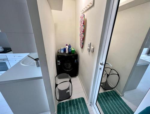 克尔贾利Town Place Apartment的一个带洗衣机和烘干机的小厨房