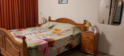 奥德多普Klepperstee Esdoorn 3的一间卧室配有一张带花毯的床