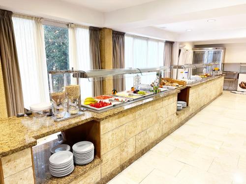埃尔阿雷纳尔Hotel Selva Arenal的一间提供食物自助餐的大厨房