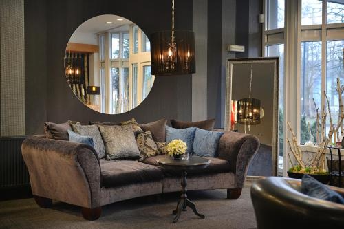 新博尔博尔诺维莫里斯公园酒店的带沙发和镜子的客厅