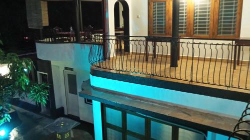 康提New Kandy Residence的一座带围栏的建筑,晚上设有一个游泳池