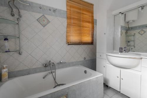 拉里萨Delight apartment LA的带浴缸和盥洗盆的浴室