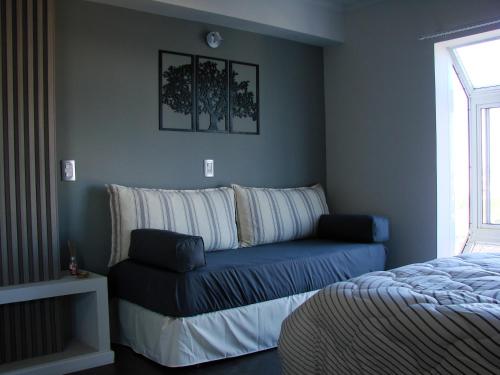 圣罗莎Departamento Rivadavia的客厅配有沙发和1张床