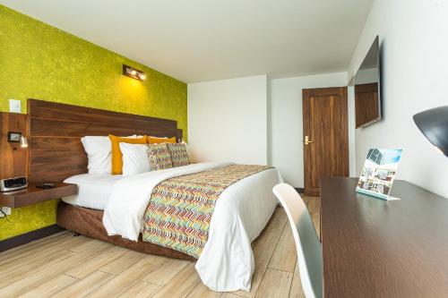 马尼萨莱斯卡雷特罗酒店的配有一张床和一张书桌的酒店客房
