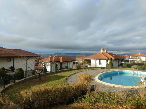 科沙利萨Bay View Villas/Rada的一个带房屋的庭院内的游泳池