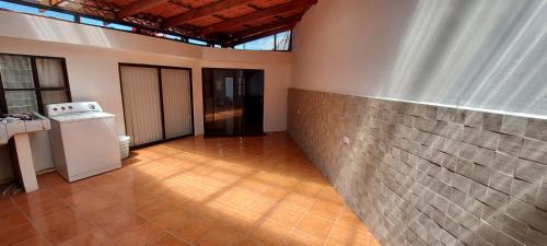 迦太基Refugio Sereno en Cartago B&B的厨房设有砖墙和炉灶。