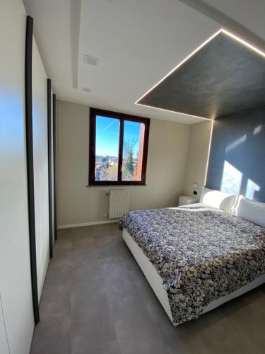 孔科雷佐La Casa di Davide Milano Monza的一间卧室设有一张大床和一个窗户。