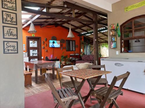 弗洛里亚诺波利斯Floripa Beach House Hostel的厨房以及带桌椅的用餐室。
