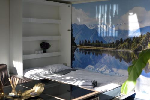 Kent1 Bedroom Guest House with Sauna and Steam Room的卧室拥有湖光山色壁画