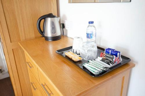 法尔茅斯Headlands - Room Only Accommodation的盘子上的食品和咖啡壶