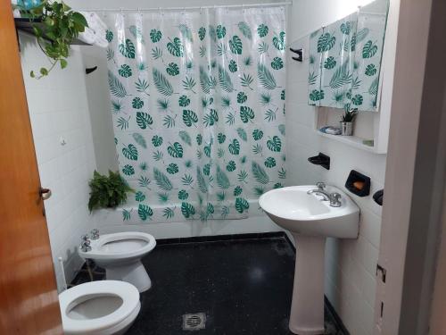 门多萨Departamentos Avenida San Martin的浴室设有卫生间、水槽和淋浴帘