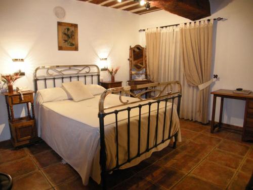 Chañe卡门乡村民宿的一间卧室配有一张带金属框架的床