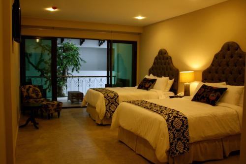 圣地亚哥大卫格兰酒店的酒店客房设有两张床和窗户。