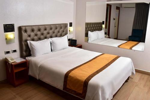 利马Serenzza Hotel的酒店客房,设有两张床和镜子
