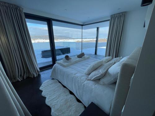 Grande RiviereLe Nordic的一间卧室设有一张床,享有海景