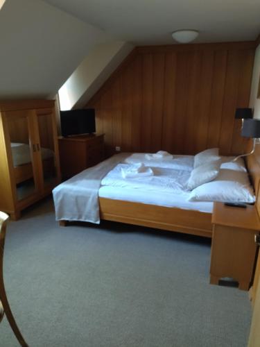 伊赫拉瓦Penzion Joštovka的卧室配有一张带白色床单和枕头的大床。
