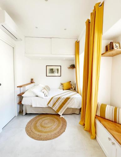 阿纳卡普里Casa Maddy Anacapri的一间卧室配有黄色窗帘的床