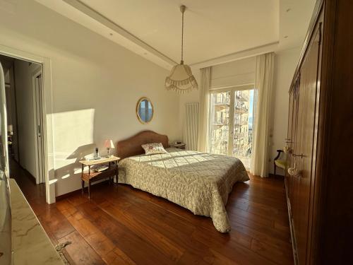 托雷安农齐亚塔Appartamento Mira Capri的一间卧室配有一张床,铺有木地板