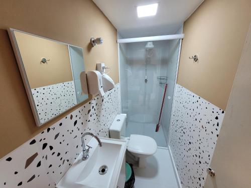 圣保罗Self Hostel的带淋浴、卫生间和盥洗盆的浴室