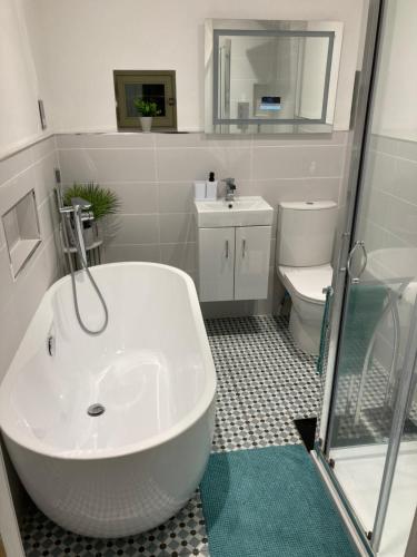 HeptonstallCoiners Rest的浴室配有白色浴缸和卫生间。