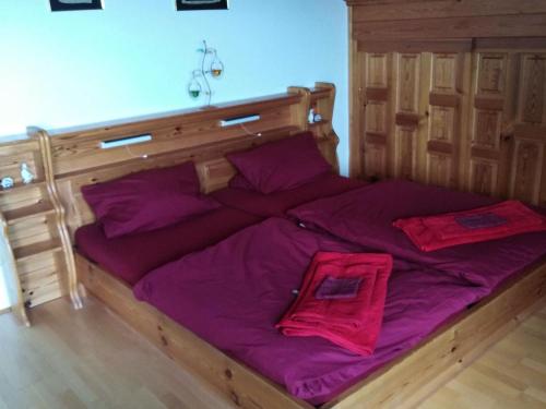 ZentingPleasant Apartment in Zenting with Garden的一张带紫色床单和枕头的大型木制床
