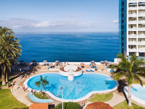 拉克鲁斯Precise Resort Tenerife的享有游泳池的顶部景色,背景是大海