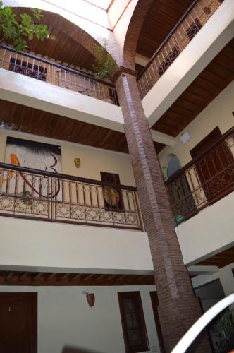 马拉喀什Hotel salem leksor的带阳台的房屋内的楼梯