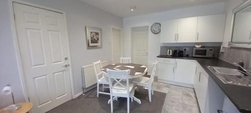 HillsboroughSpacious 2 Bed, Free Parking, Free Wifi - Serene Homes Sheffield的厨房配有桌椅