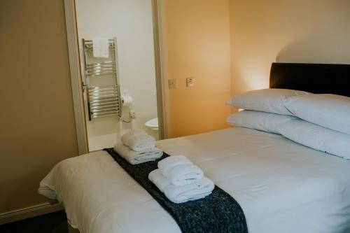 DaliburghUist Travel Accommodation的酒店客房,配有带毛巾的床