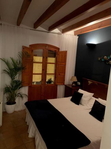 RelleuLas Puertas Del Indiano的一间卧室配有两张带白色床单的床