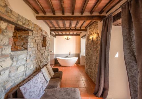 基安蒂盖奥勒Castello Di Tornano Wine Relais的带浴缸和盥洗盆的浴室