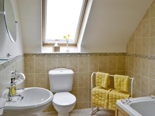 纽兰Honey Cottage的一间带卫生间、水槽和窗户的浴室