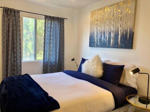 洛杉矶Silverlake and Echo Park - 6min to Downtown and Hollywood -的一间卧室设有一张大床和一个窗户。